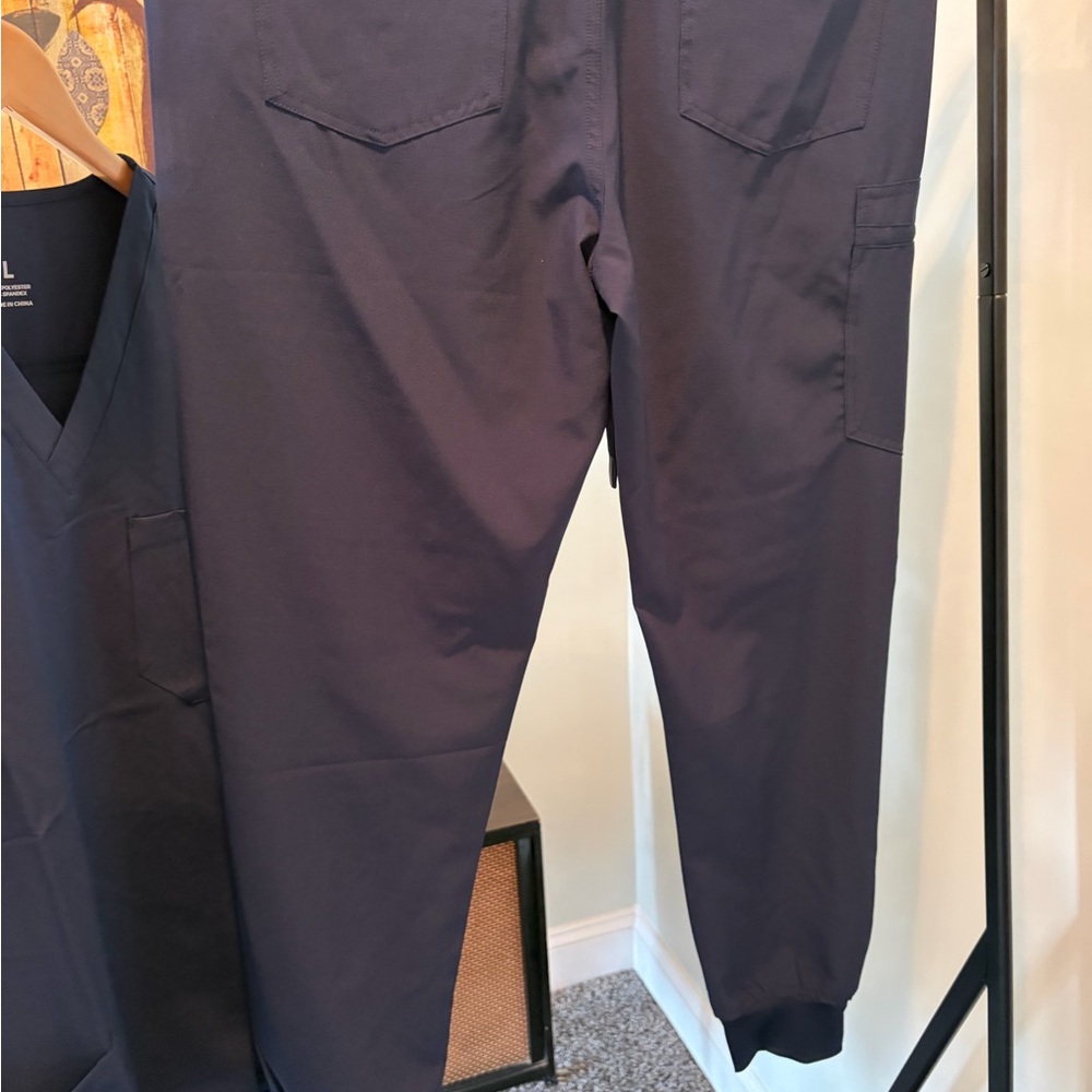 Unbranded Men's Navy Blue Scrub Set - V-Neck Top & Drawstring Pants - Picture 3 of 4